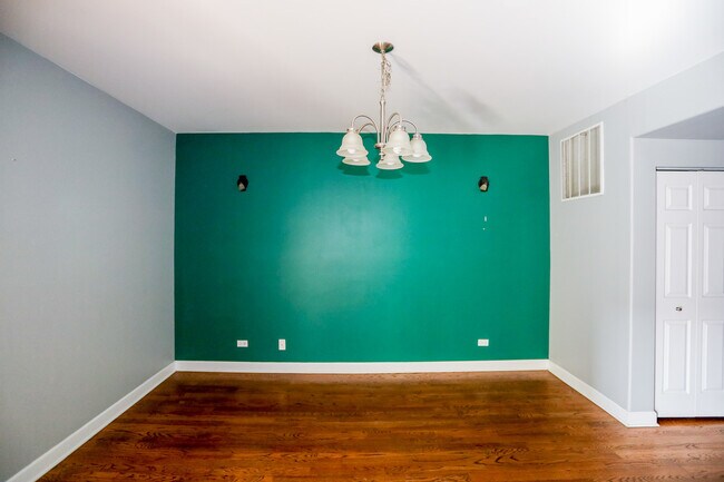 Building Photo - 2043 W Arthur Ave