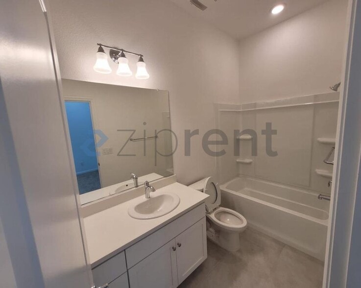 Building Photo - Unit 2