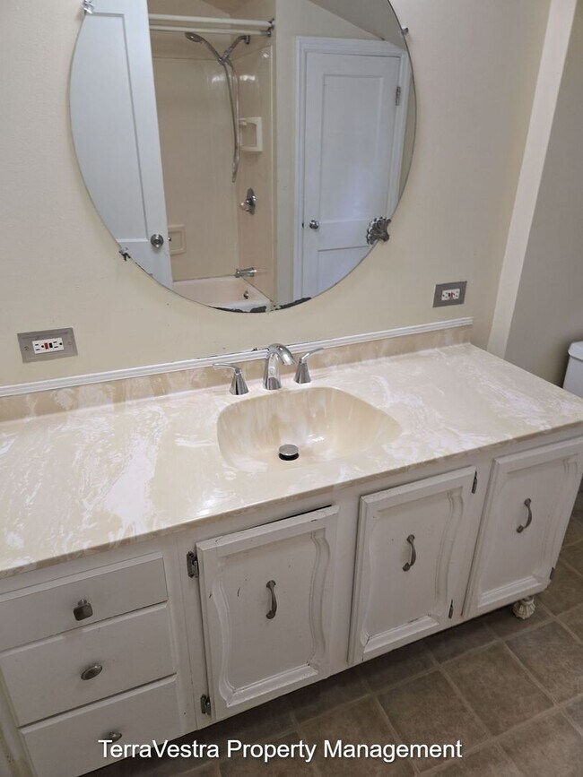 Building Photo - Now Showing for 2026-2027 School Year Glassboro 4 Bed 2.5 Bath