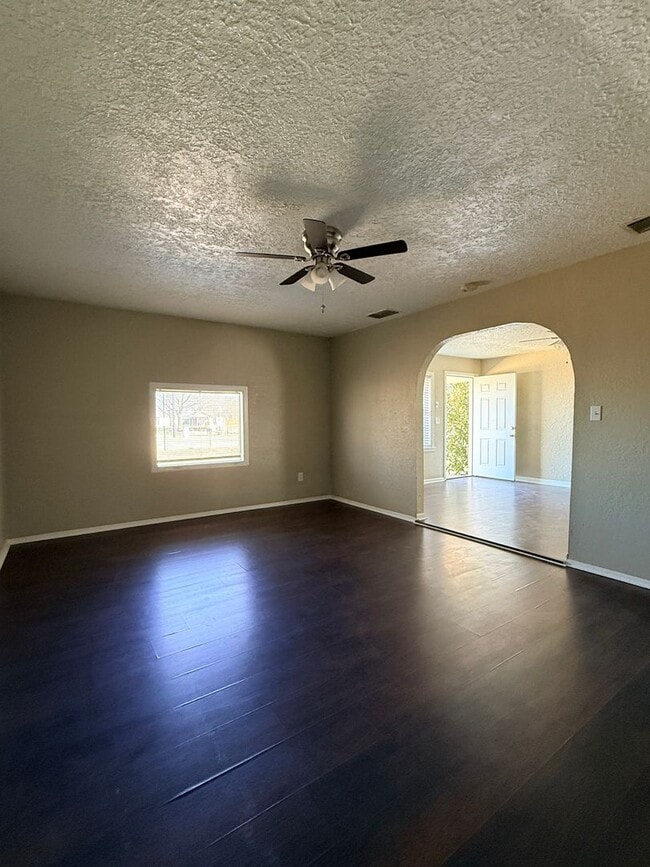Building Photo - Spacious 3 Bed 1 Bath - Burkburnett