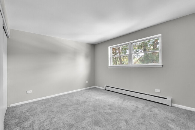 Building Photo - 301 E Plainfield Rd