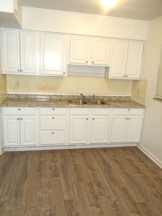 Building Photo - 3 Bedroom, 1 bath home - Just renovated
