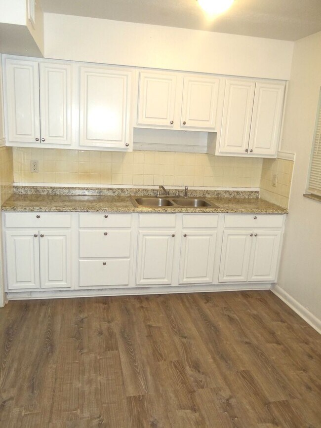 Building Photo - Just renovated - $850 off move in special