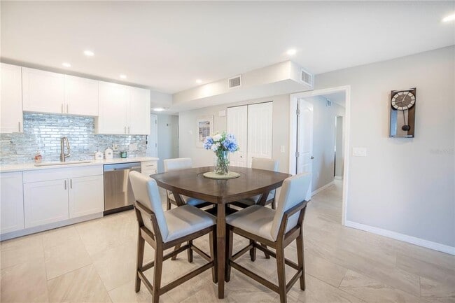 Building Photo - 7300 Sun Island Dr S
