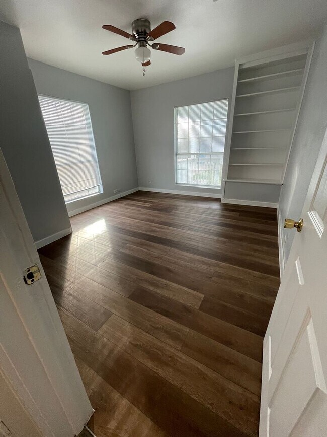 Building Photo - 715 10th Ave N