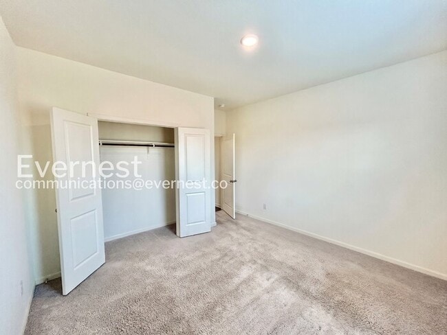Building Photo - 5 Bed/3 Bath Home with Fenced Yard & Garage / Pet-Friendly / Available Now!