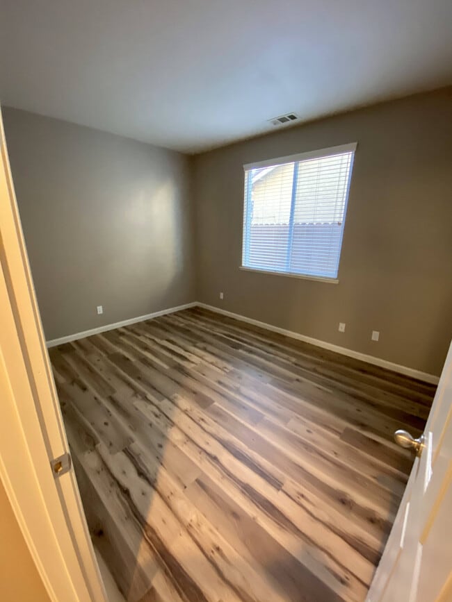 Building Photo - 1001 La Paloma St