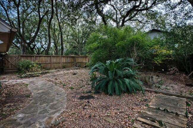 Building Photo - 202 Hardy St