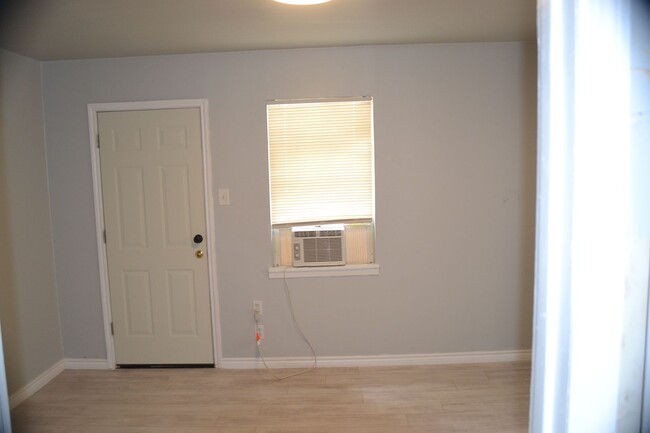 Building Photo - **NEWLY REMODELED DUPLEX 1 BD/ 1BTH** CALL...