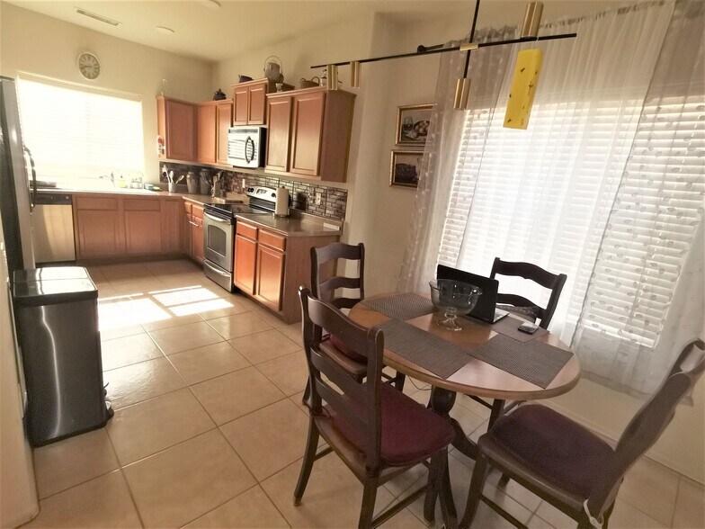 Open space kitchen dinning - 2348 N 84th Dr