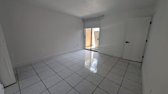 Building Photo - 10400 SW 108th Ave