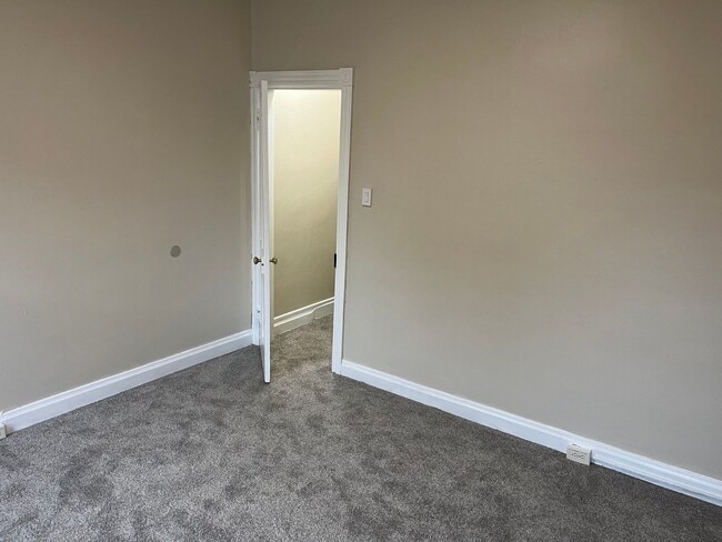 Building Photo - Duplex located on East Ave in Hagerstown