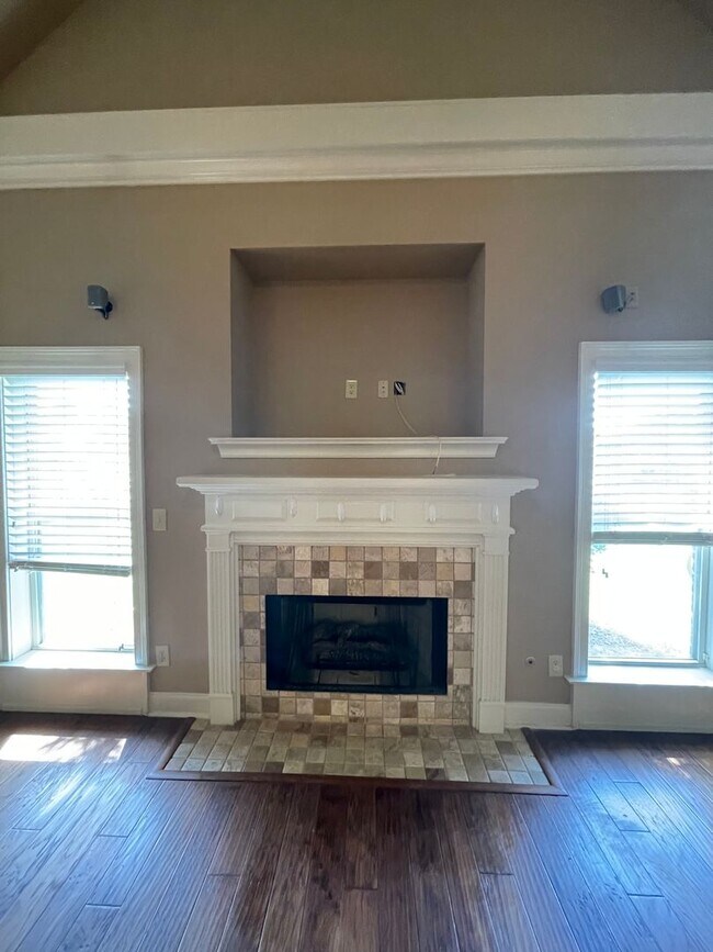 Building Photo - Beautiful 5 Bedroom 3 Bath In Taylor Lakes...