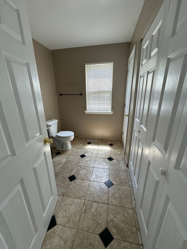 Building Photo - 415 S Zenia Ave