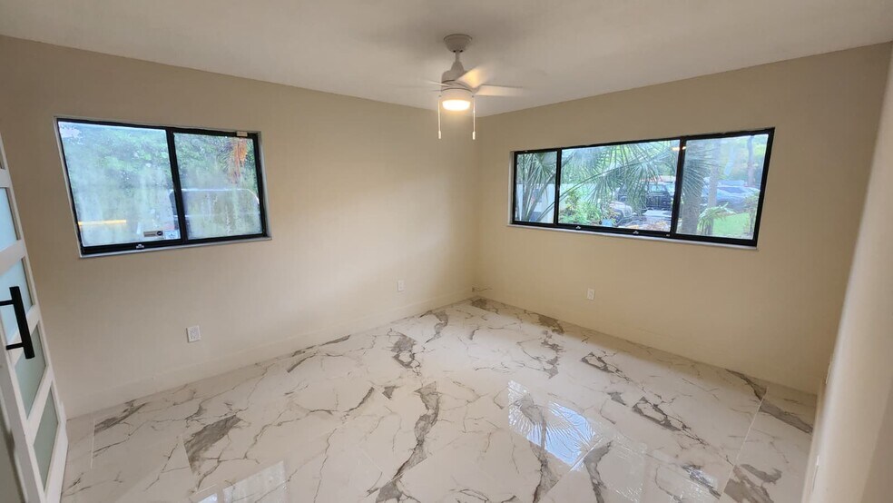 Building Photo - 805 NE 199th St