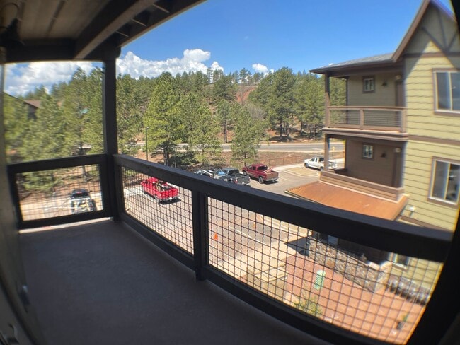 Building Photo - MOVE IN READY! Top-Floor Condo in the Hear...