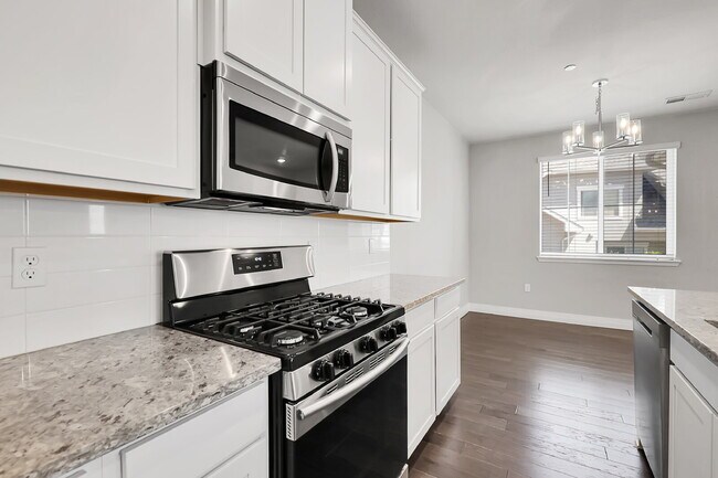 Building Photo - $2,775 - 3 Bed, 3 Bath Condo in Aurora wit...