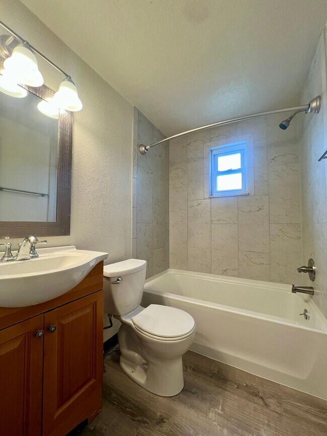 Building Photo - Outstanding Two Bedroom in Cheswick! Central A/C, Off-Street Parking & More!! Call Today!