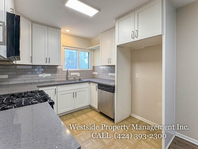 Building Photo - 425 E Tamarack Ave