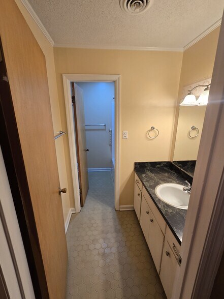 Building Photo - 2201 Brentwood Dr NW