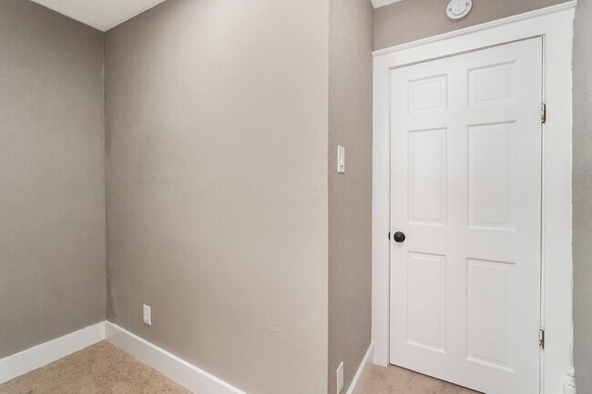 Building Photo - Updated 3BR Home – Walk to Lehigh & Downto...