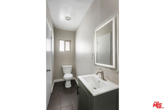 Building Photo - 925 N Curson Ave