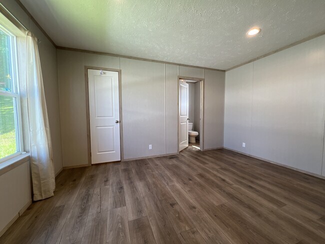 Building Photo - 15462 Lewis Rd
