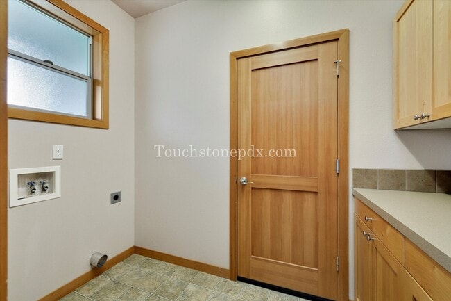 Building Photo - Radiant 3-bedroom Home in Downtown Canby