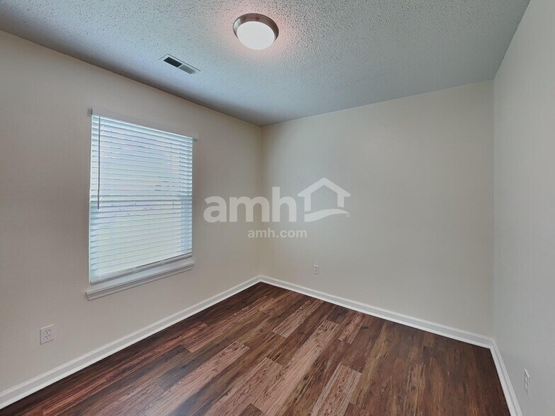 Building Photo - 528 Woodfield Cir