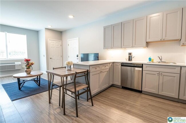 Building Photo - 948 N Front St