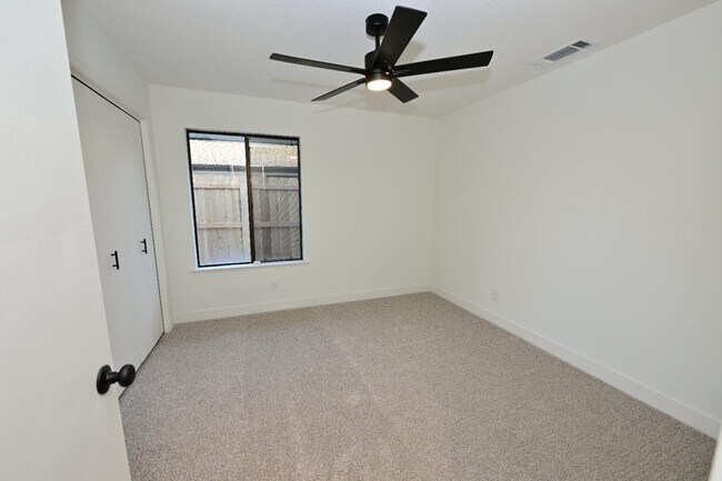 Building Photo - 8418 N Del Mar Ave