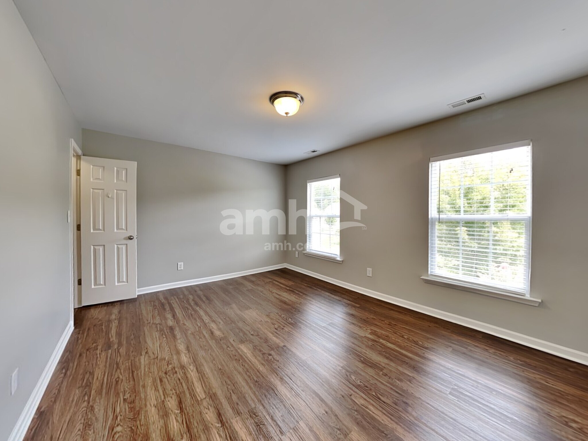 Building Photo - 1525 Essexwood Dr