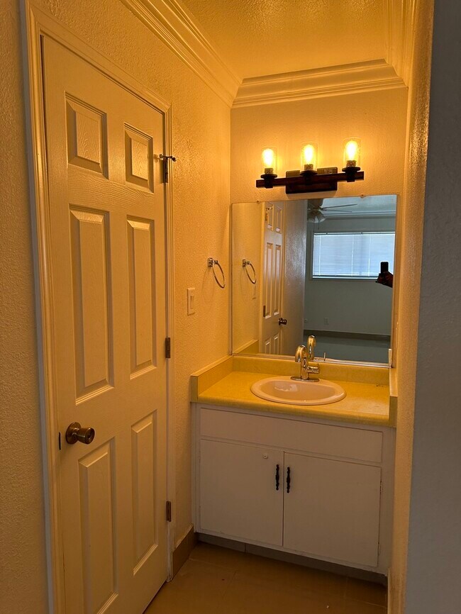 Building Photo - Modesto 3 Bedroom 2 Bath Home