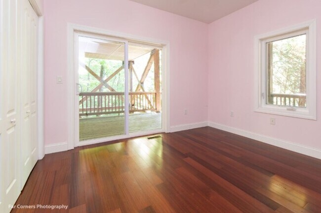 Building Photo - 370 Country Club Dr