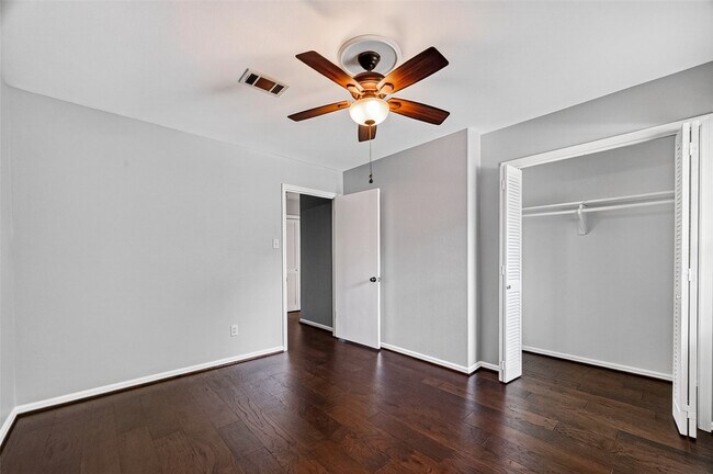 Building Photo - 811 Thicket Ln