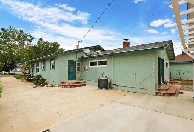 Building Photo - 4/Bed, 4/Bath Home with Parking, Washer/ Dryer and Spa, Close to Chapman University/ Orange Circle