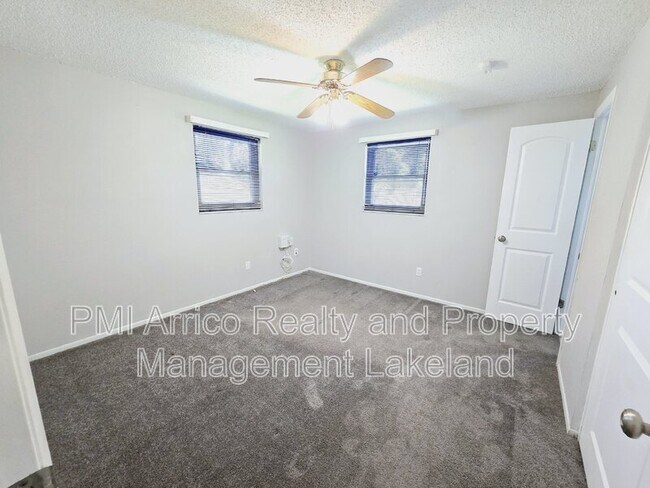 Building Photo - 1402 N Bracewell Dr