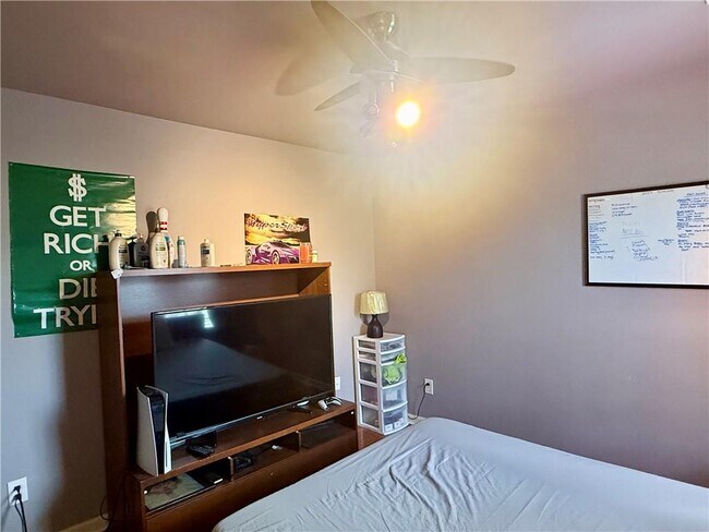 Building Photo - 585 Marylebone Dr