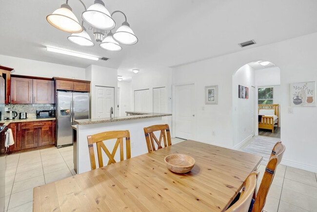 Building Photo - 1816 SW 21st St