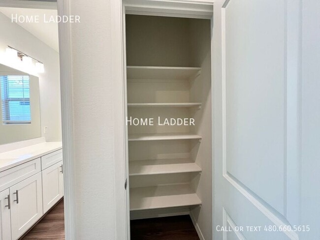 Building Photo - 1652 W Aztec Dr