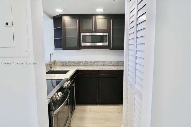 Building Photo - 540 Brickell Key Dr
