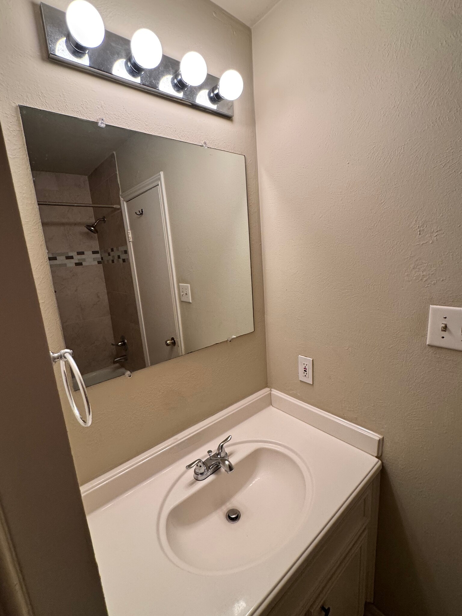 Building Photo - 9811 Charter Ridge Dr