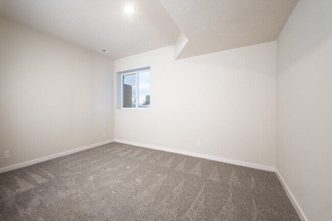 Building Photo - Beautifully Built 4 Bed Duplex!