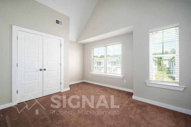 Building Photo - 215 Creek Run Way