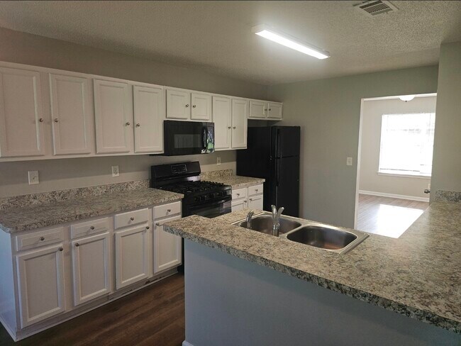 Building Photo - 670 Burtons Cove