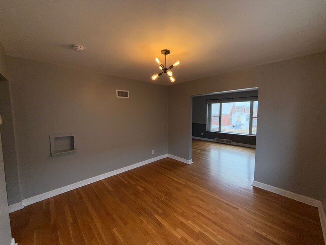 Building Photo - This beautifully updated 4-bedroom, 2-bath...