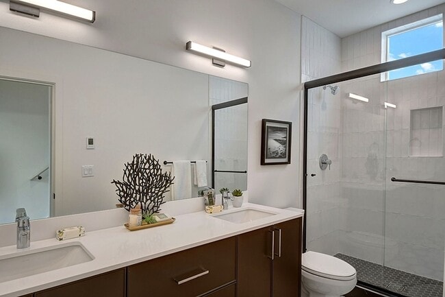 Building Photo - Queen Anne Townhome