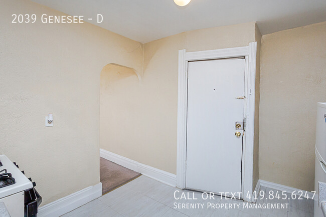 Building Photo - ?? No Blarney—This Apartment is a Real Tre...