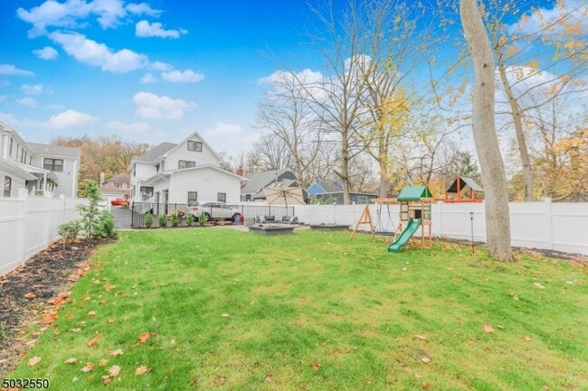 Building Photo - 651 Grove St