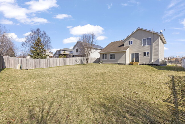 Building Photo - 905 Thorn Creek Dr